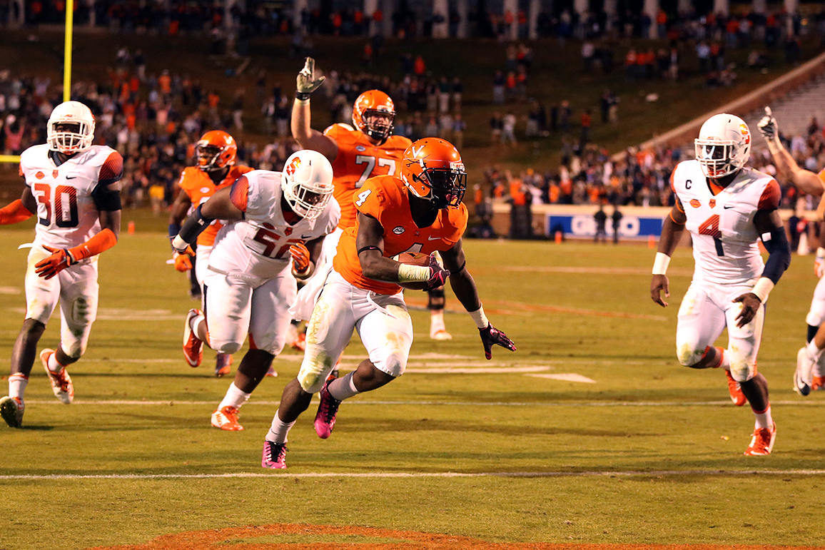 Taquan Mizzell scores a touchdown against Syracuse.